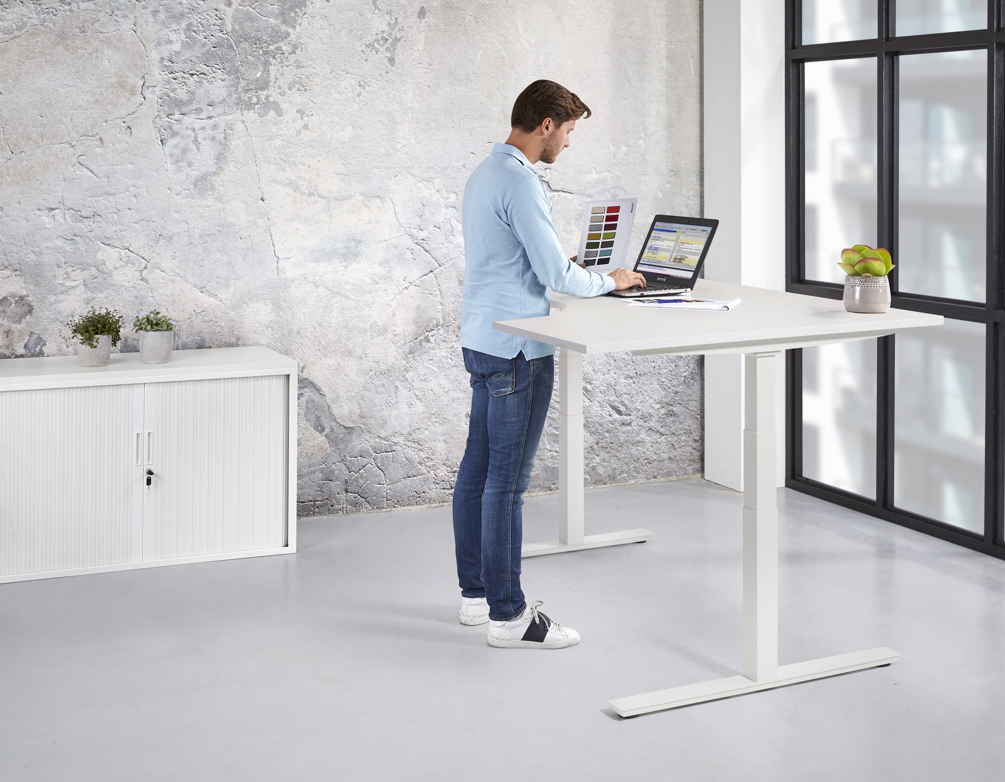 Elektrisch zit-sta wingbureau