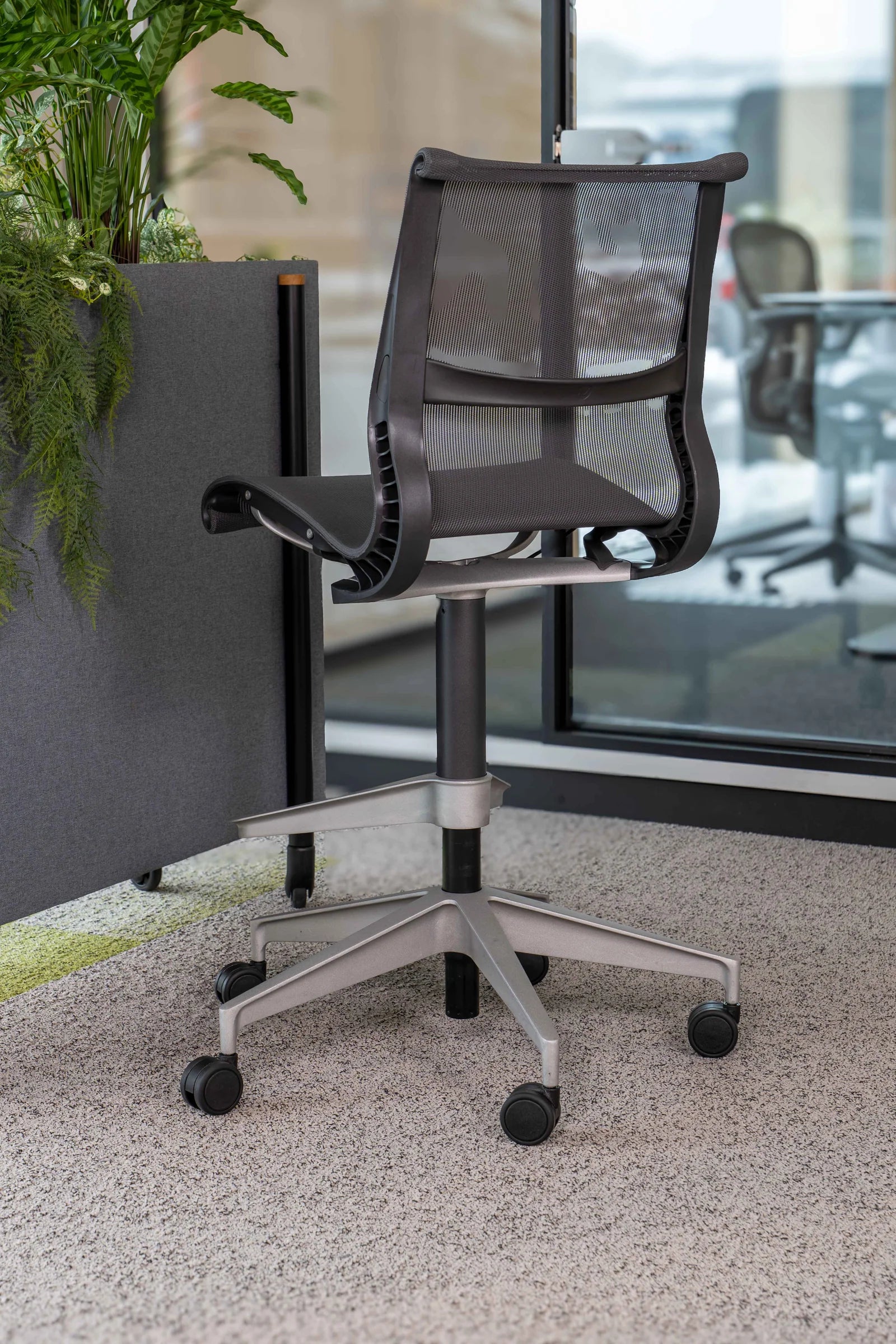 Refurbished Herman Miller Setu Kruk Graphite